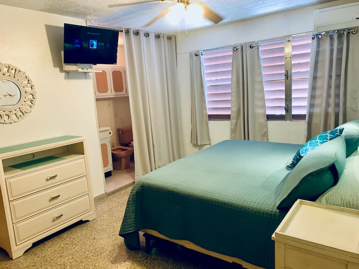 空调主卧配备加大双人床、灵活的阅读灯、套房1/2个浴室、带遮光窗帘的窗户、配备高速无线网络的智能高清电视，可进行电话会议、流媒体和在家办公。