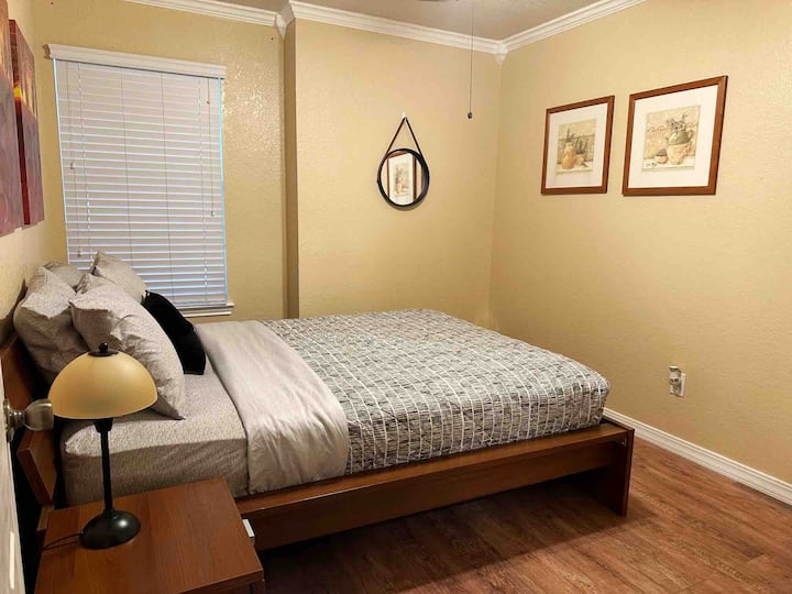 Dormitorio 4 con cama tamaño queen.