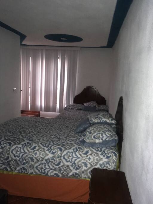 La habitación tiene dos camas muy confortables, una tamaño matrimonial y otra tamaño Queen