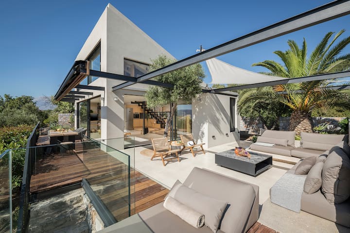 OPENNESS.House by the sea