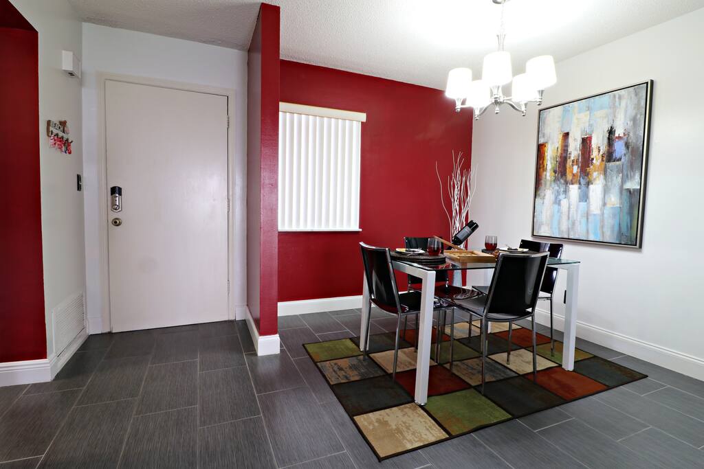 Dining with seating for 4