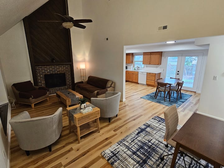 Spacious & Peaceful ~ 5* Location ~ Backyard ~ Pkg - Lawrence, KS