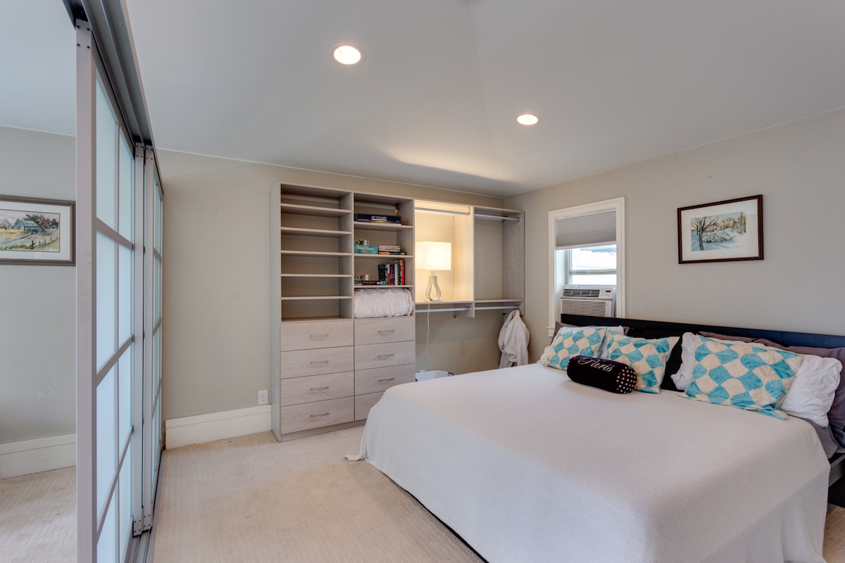 dostatok úložného priestoru v spálni