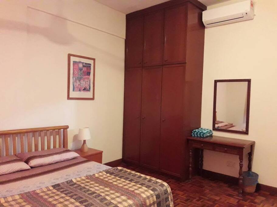Single bedroom with closet