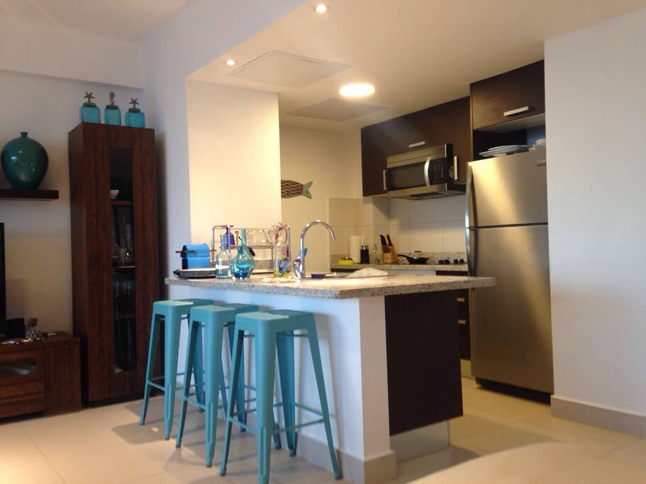 Cocina Full Equipo. Estufa, Nevera, Lavaplatos, cafetera, Extractor de grasa, licuadora, full equipo para cocinar. (ollas, sartenes, utensilios, etc.)