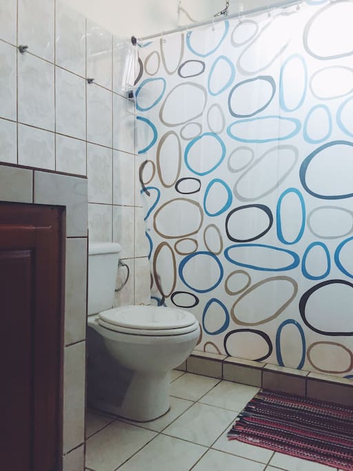 Grande ducha con agua caliente y fria.
Big shower with hot and cold water.