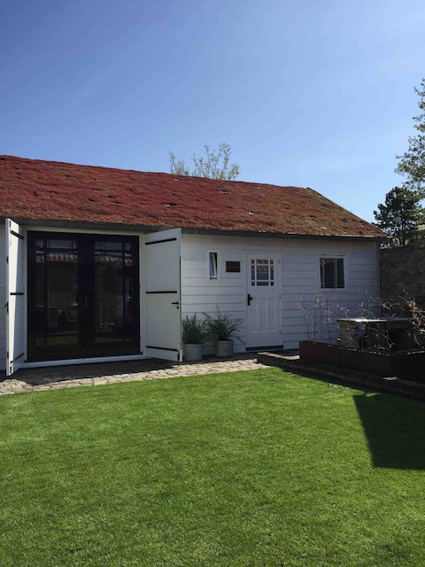 Successful Airbnb property: Small garden to enjoy in a big way... :) in Wijk 04 Bakkum