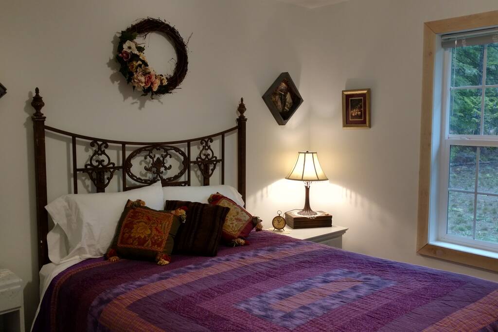 Bedroom w/queen bed