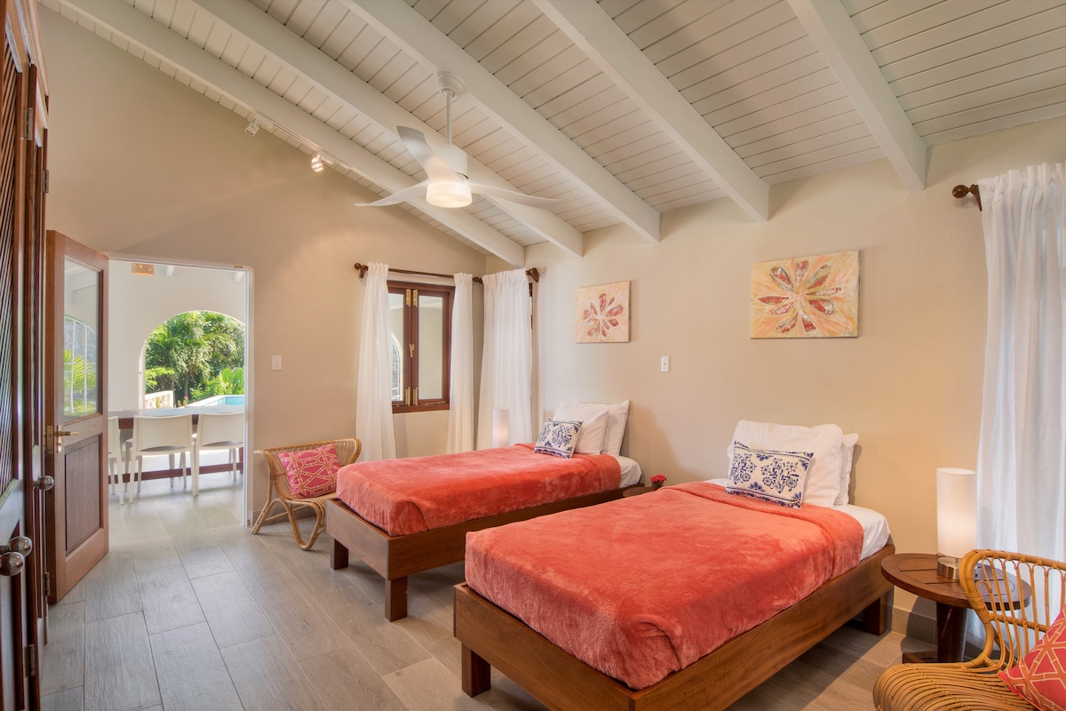 moja ya vyumba 2 pacha vyenye vitanda.  Ufikiaji wa moja kwa moja wa lanai na bwawa.