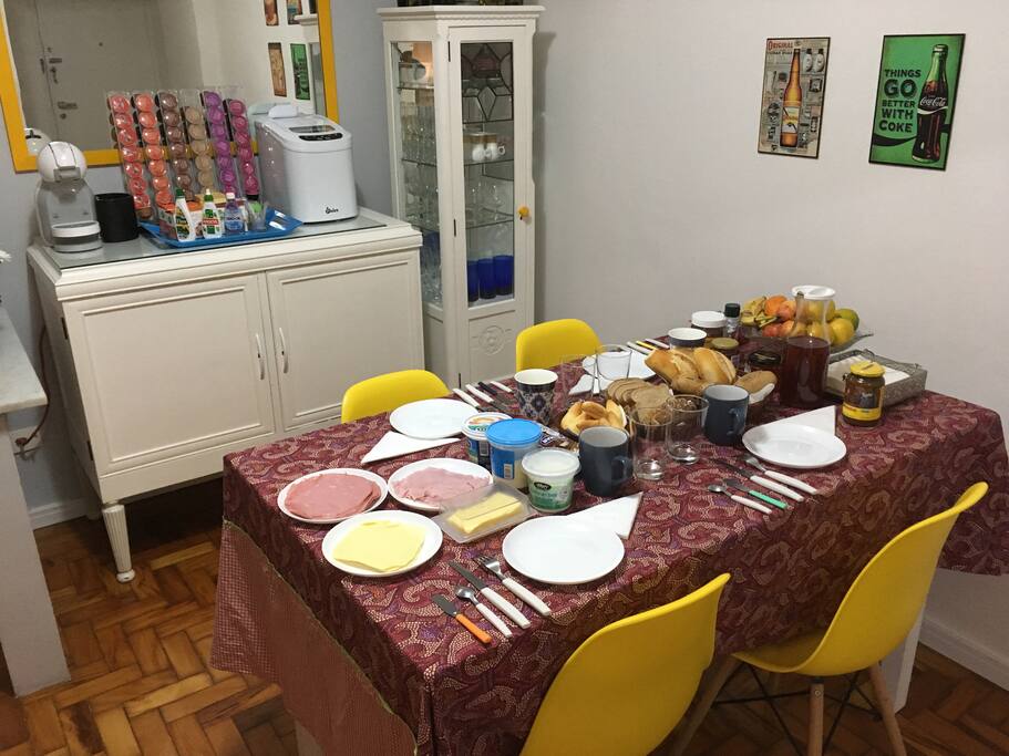Nosso café da manhã. Our breakfast.