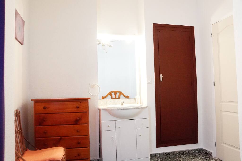 Doble, dos camas, lavabo.