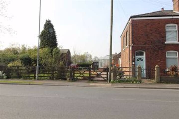SELF-CONTAINED ANNEX SLEEP 4 WITH TOAST/CEREAL ETC