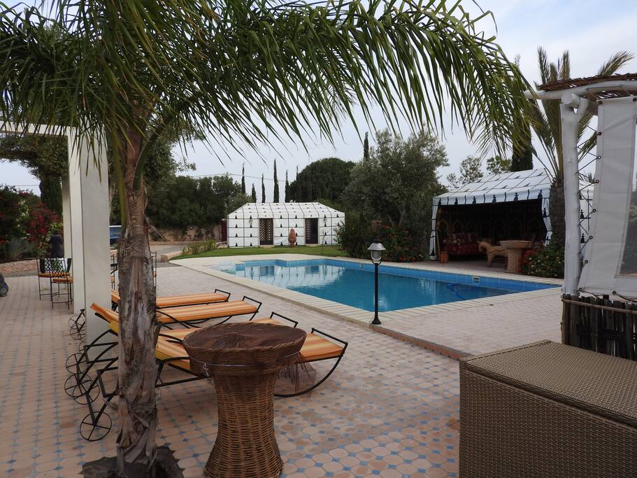 Vue sur la piscine.