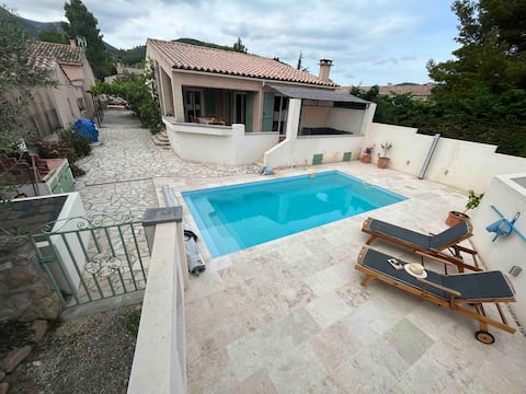 Detached house on one level, swimming pool
hems 2 bathrooms.