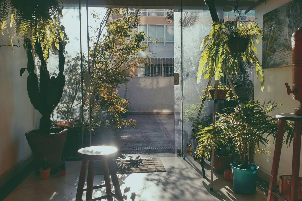 Espaço ideal para ler, e curtir a visão do sol adentrando o apartamento.