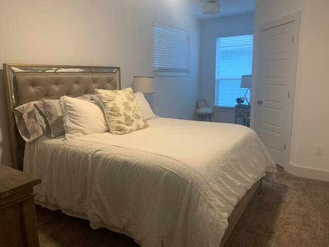 Chic new 3 bed home minutes from downtown & COTA gallery image 5