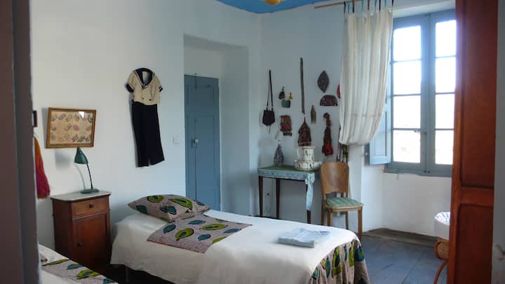 მწვანე ოთახი (მე-2 სართული, აღმოსავლეთი/სამხრეთი, 2 საწოლი 90x190) 