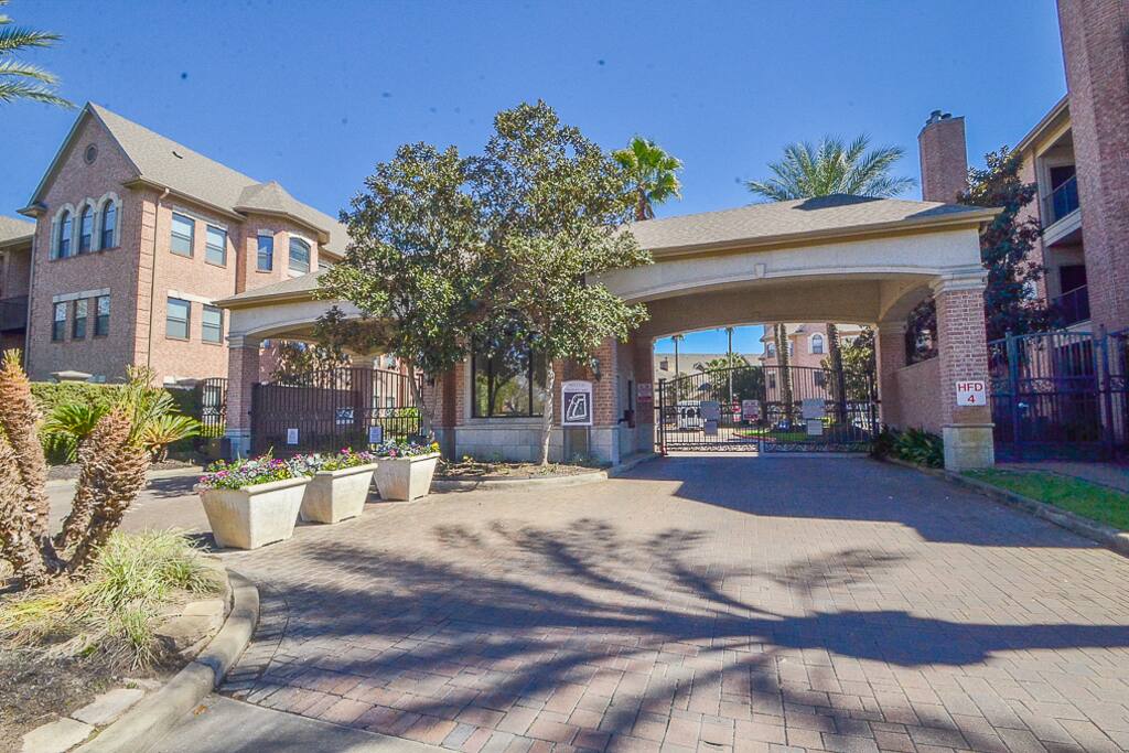 Opulent main gated entrance