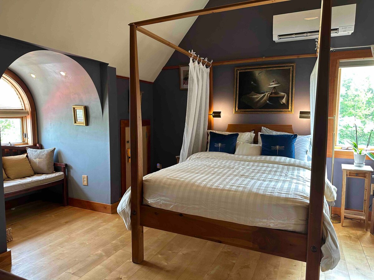 Bračni krevet (160x200) s poplunom i pamučnim navlakom za poplun. 