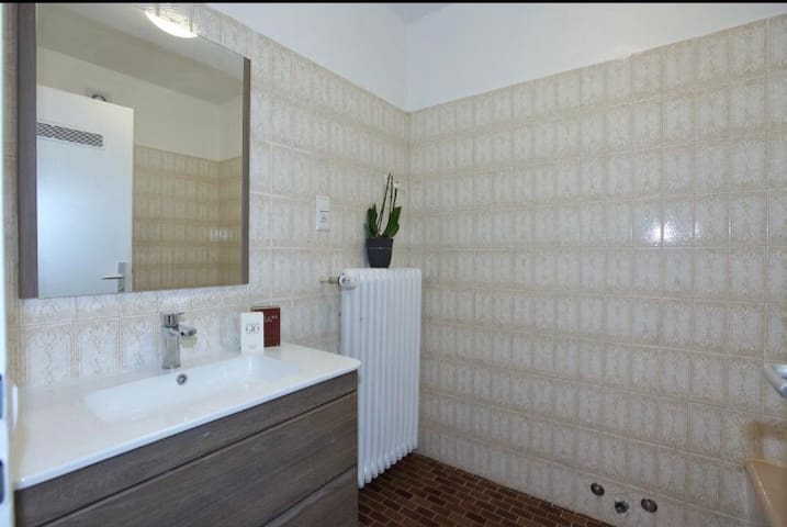 Amazing room in Luxembourg city center by the Tram