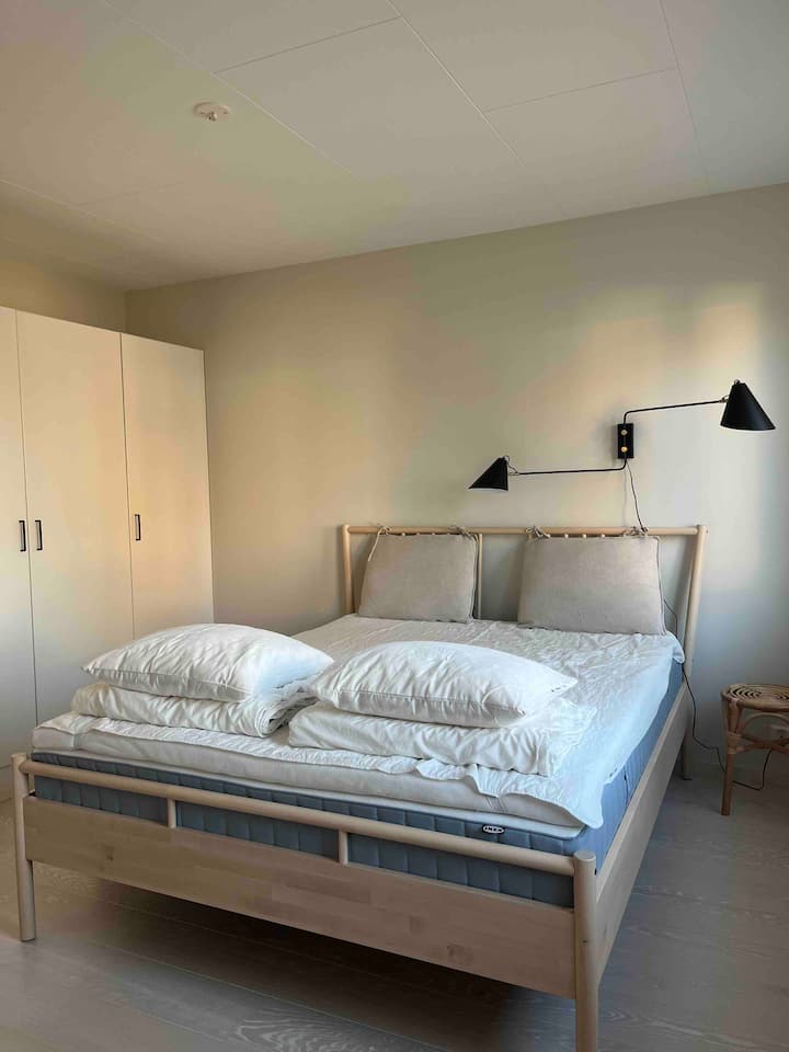 Spavaća soba u prizemlju. Krevet je širok 160 cm.