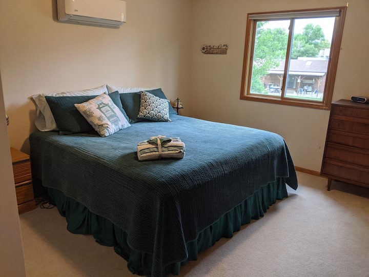 加大双人床，配有遥控迷你分体式空调/暖气装置，可控制您的房间温度。  房间内可使用衣柜、梳妆台、床头柜、灯具和USB插座。  您将获得锁定房间的钥匙。