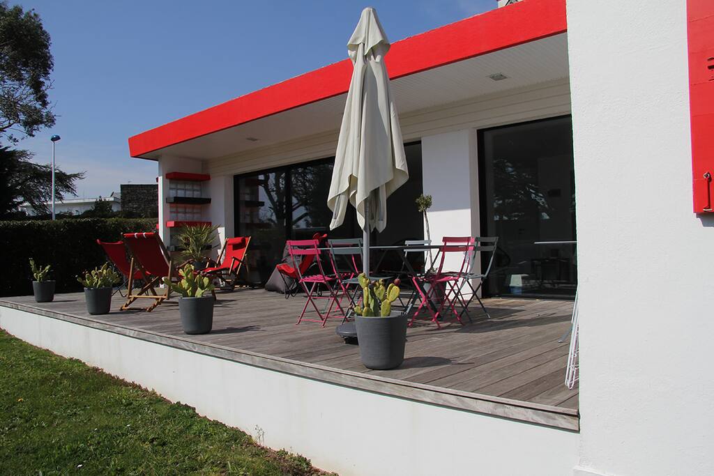 Coin repas sur terrasse.