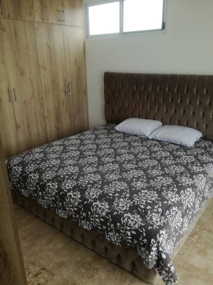 带独立浴室的主卧