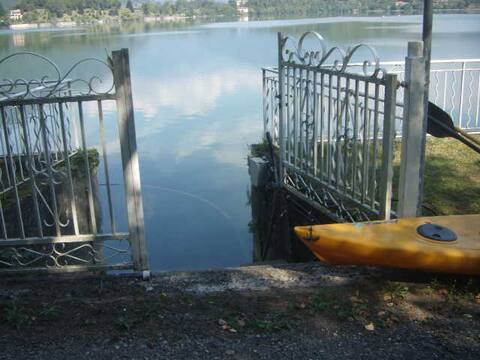 On the lake detached apartment with garden
