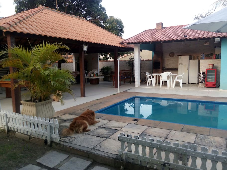 Grande área externa com piscina,área de churrasqueira ,cervejeira ,mesa de sinuca e lavanderia.
