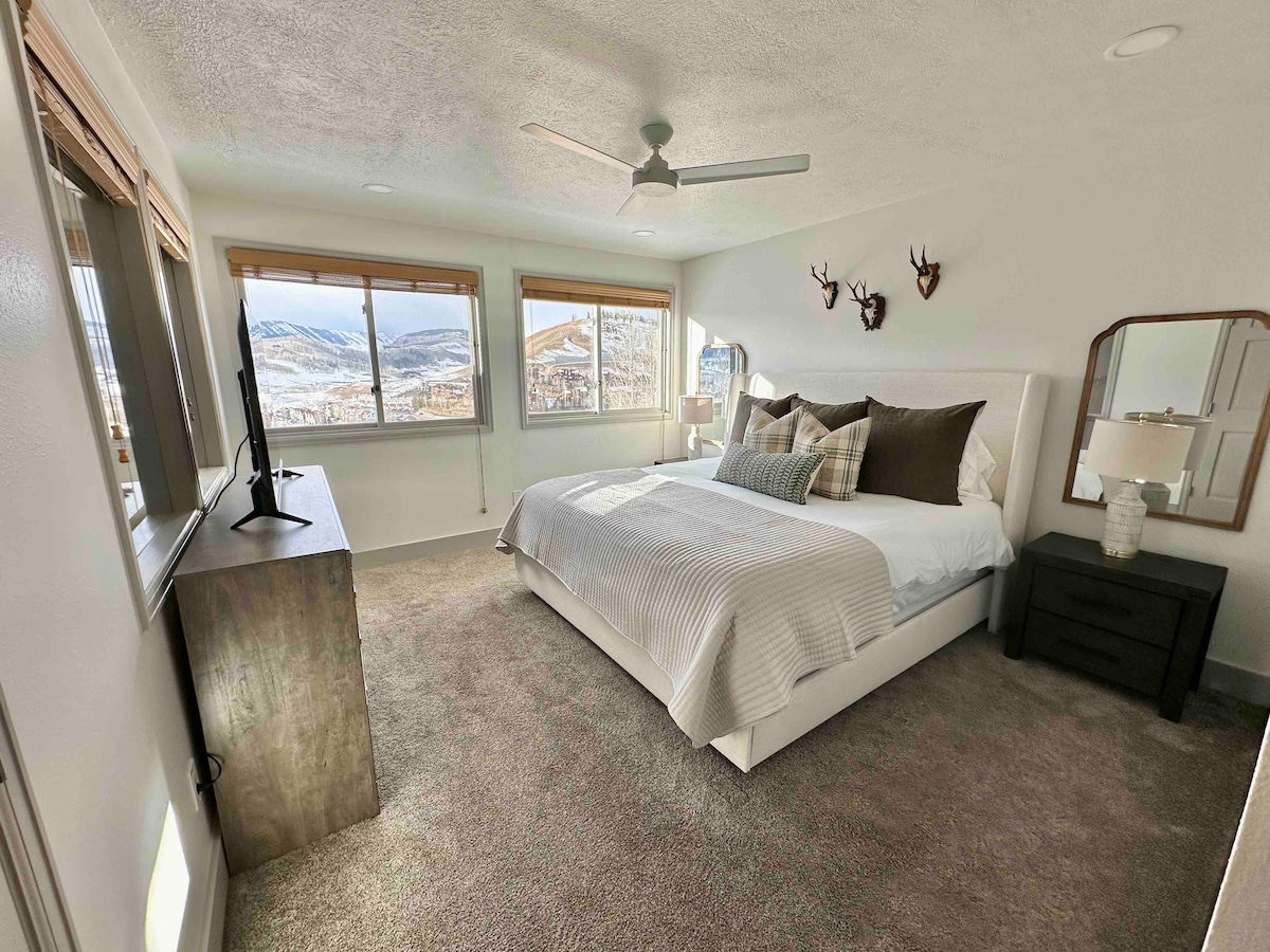 סוויטה ראשית בקומה העליונה הממוקמת עם נוף יפהפה להרים ולשקיעה. החדר כולל מיטת קינג סייז מרופדת חדשה עם מצעים מפוארים חדשים וטלוויזיה חכמה 50אינץ '. באמבטיה הצמודה יש מקלחת גדולה בחינם ושפע של מקום לשניים.