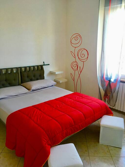Ampia camera da letto matrimoniale