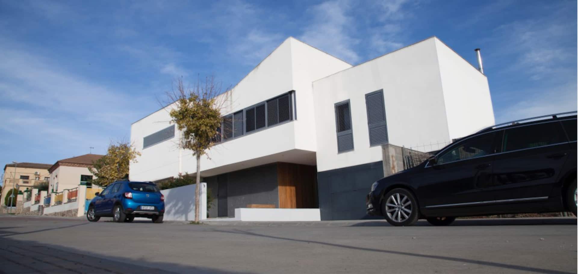 Modern house with private pool and barbecue