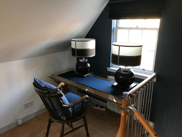 Radni stol s prozorom s pogledom na vrt 