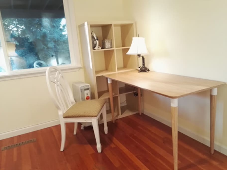 Perfect table for reading舒适的书桌和书架,台灯