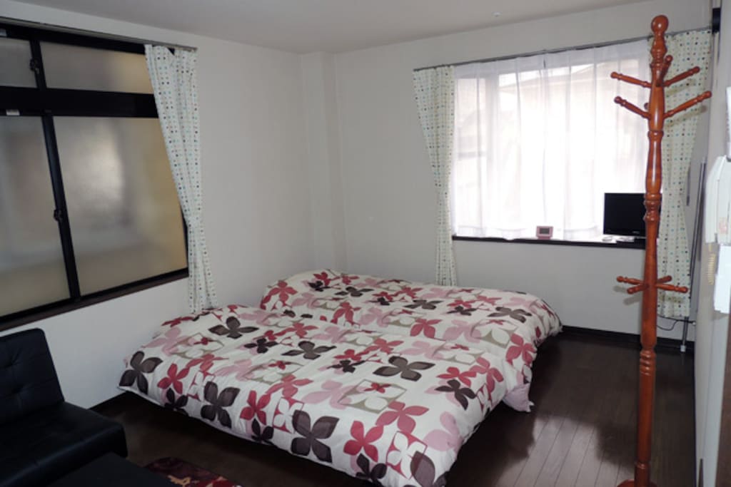 大きな窓が2か所あります。
片方は出窓です。
There are large windows in two places.