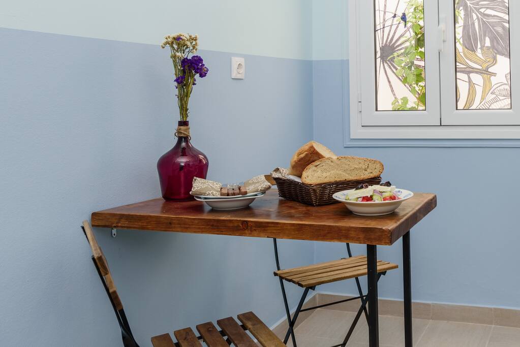 Dining table with artistic details