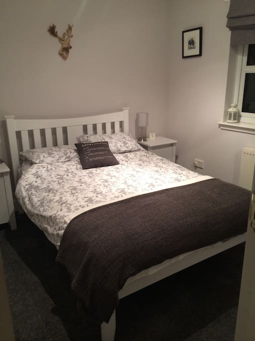 Bright double bedroom overlooking garden