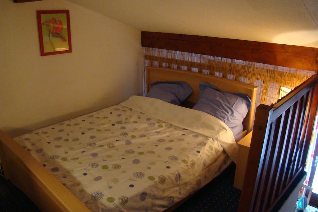 Le lit double sur la mezzanine