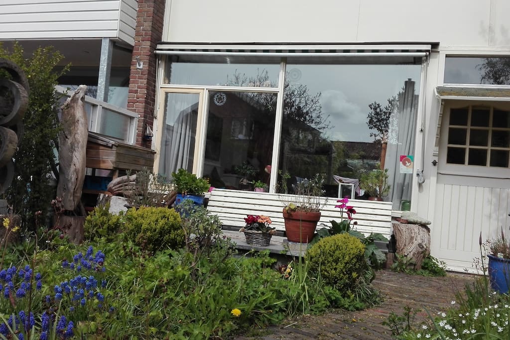 terras voorkant huis