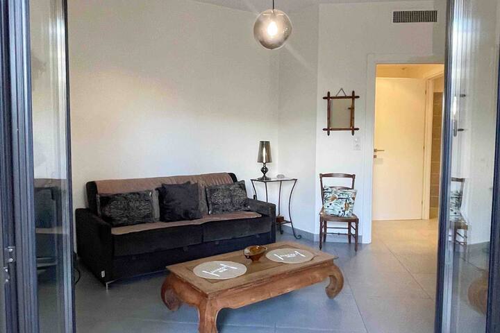 إطلالة من غرفة المعيشة من الشرفة