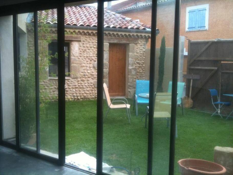 une cour intérieure des murs en pierres