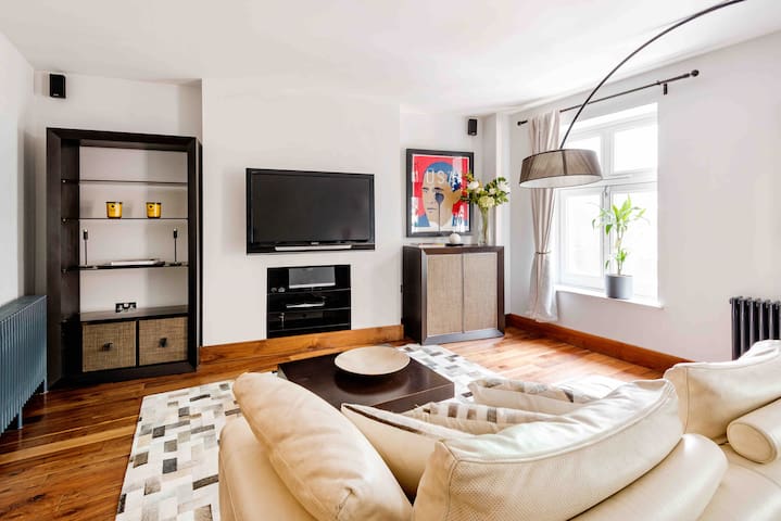 Shaftesbury Avenue Best Spot of Covent Garden