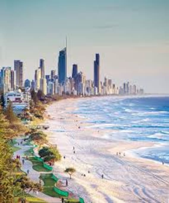 10 min drive from Surfers Paradise Beaches and Nightlife. $15-$20 Uber ride home.