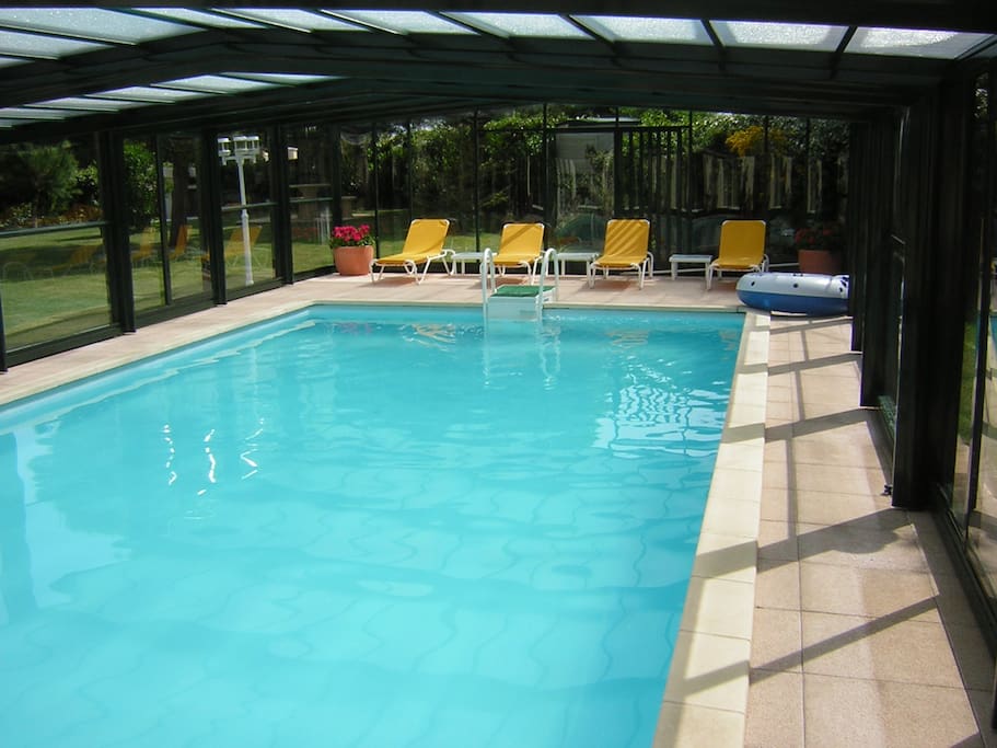 Piscine couverte à disposition