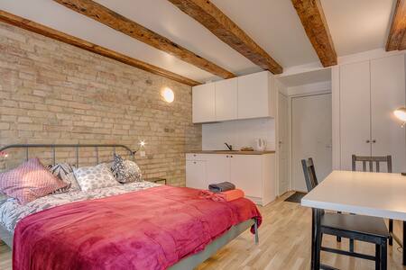 Heart of 'Hipster' street studio + free parking