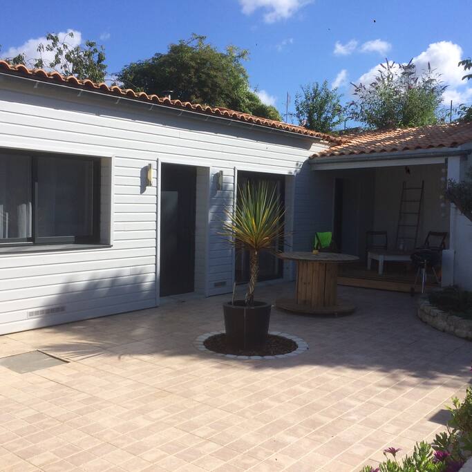 Terrasse bois avec auvent, pour des moments conviviaux !