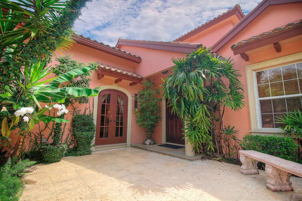 Entering Casa Kalokerinos