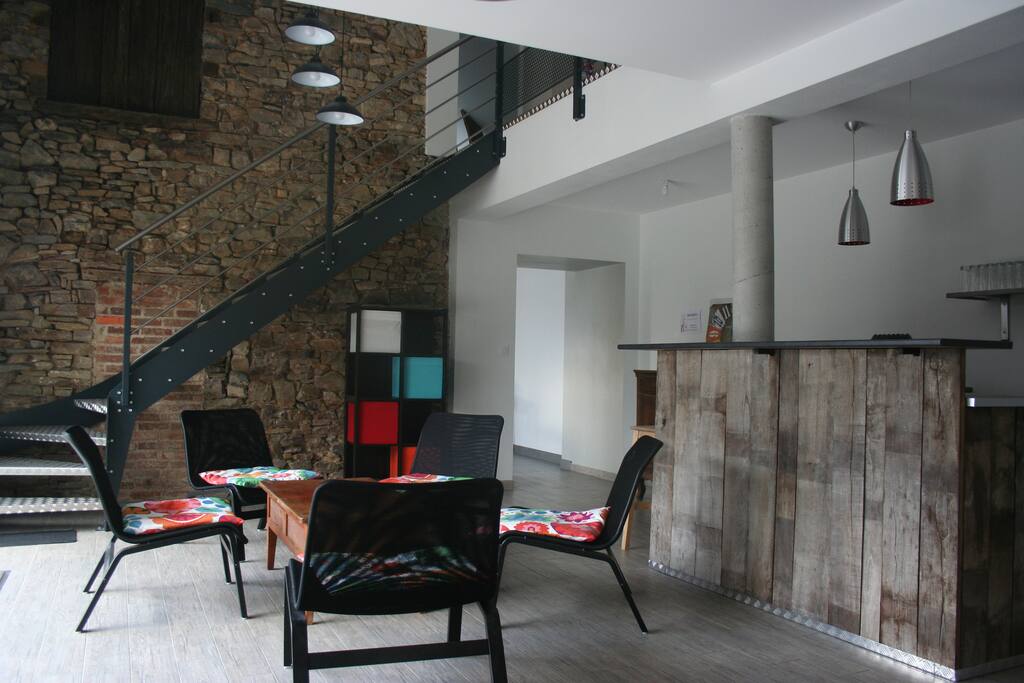 salon avec bar et cheminéee