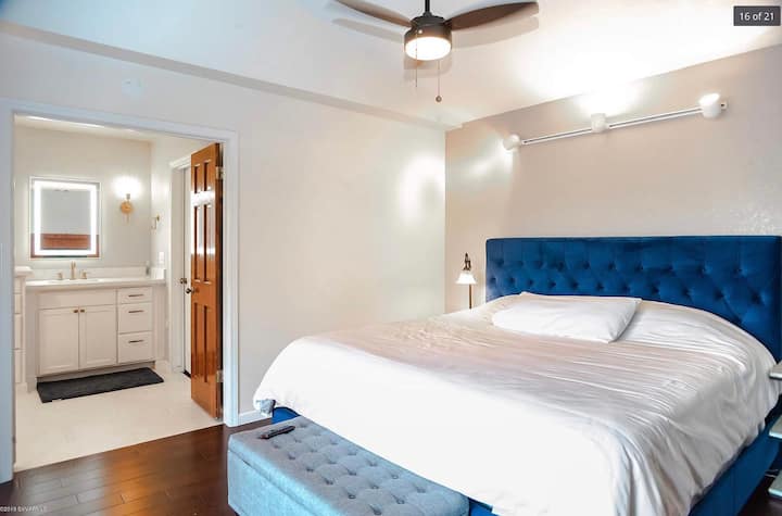 Amplio dormitorio principal con abundante luz natural, chimenea, puerta corrediza al patio con vistas y gran baño principal.  